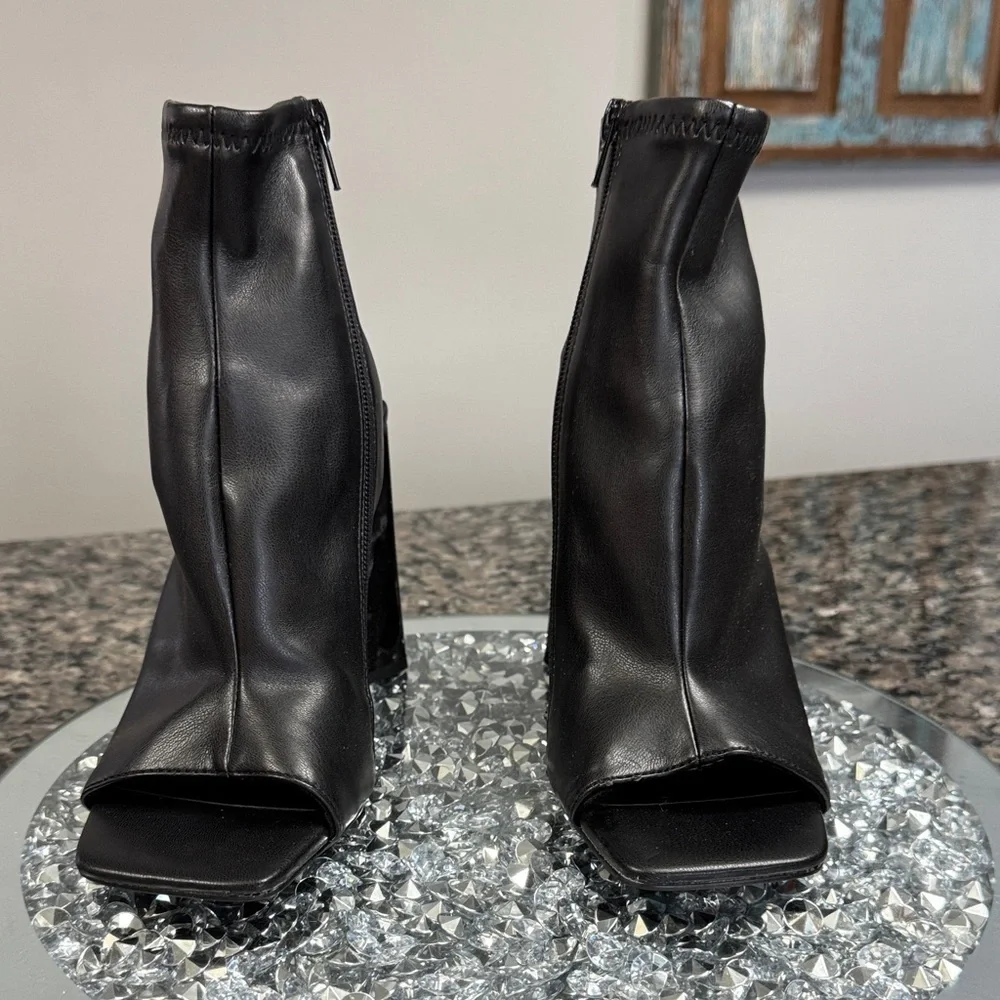 Steve Madden Black Open-Toe triangular Heeled sock Booties MEW 6.5